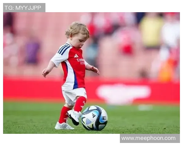 足球明星纷纷迎来儿子，下一代球场传奇的诞生与期待